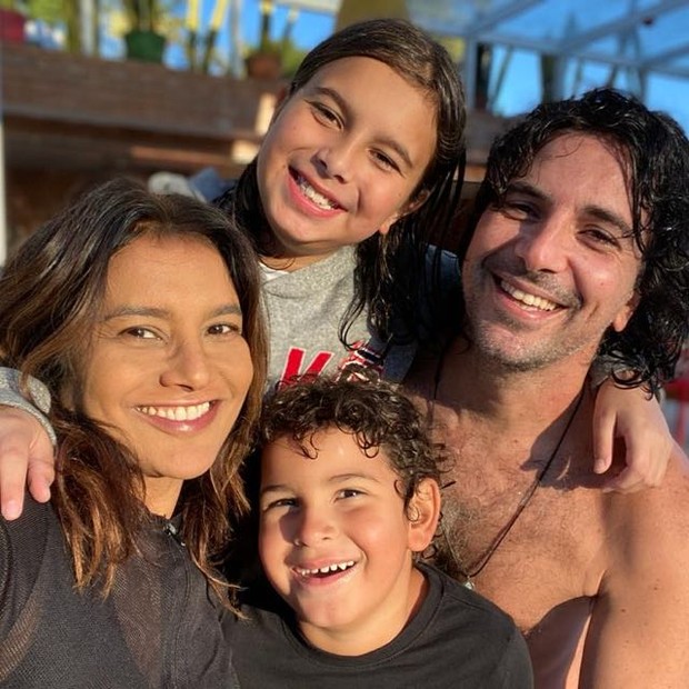Dira Paes com o marido, Pablo Baião, e os filhos, Inácio e Martim (Foto: Reprodução/Instagram)