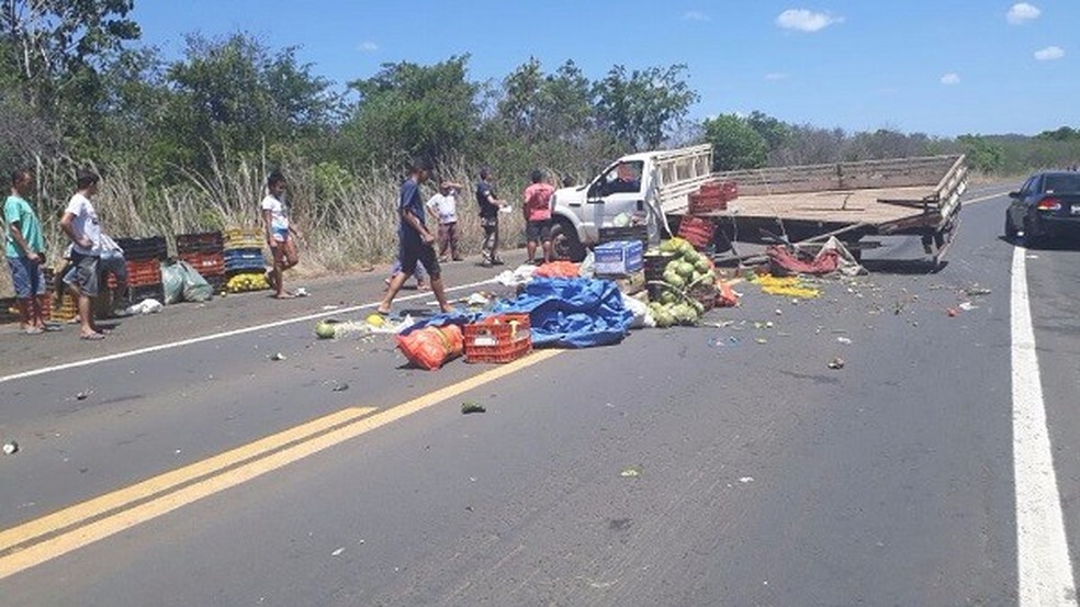 Pessoa ficou presa nas ferragens de veículo após colisão na BR- 343  (Foto: Divulgação/PM)