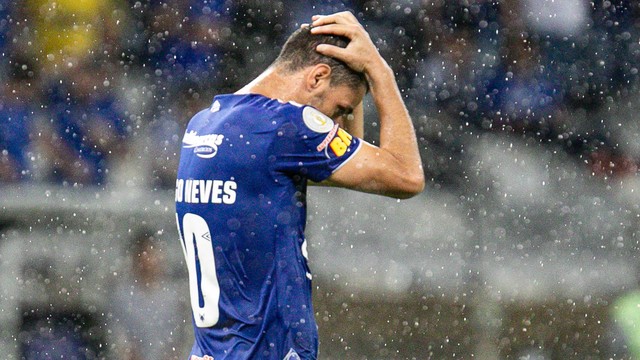Meia do Cruzeiro,Thiago Neves se desespera depois de perder o pênalti no segundo tempo