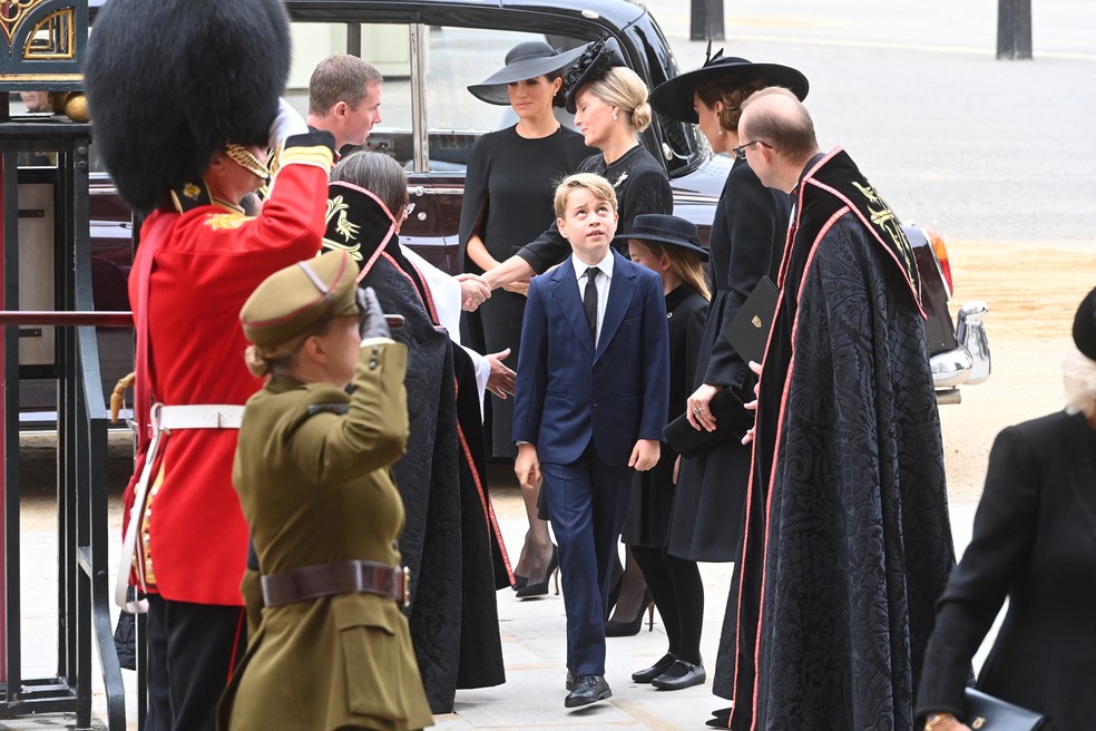 O príncipe George, filho de William e Kate, chega à Abadia de Westminster, em 19 de setembro de 2022. — Foto: Reuters