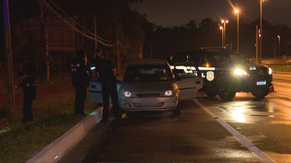 Polícia Civil faz perícia em carro usado por dois homens mortos após troca de tiros com PMs, no Gama — Foto: TV Globo/Reprodução
