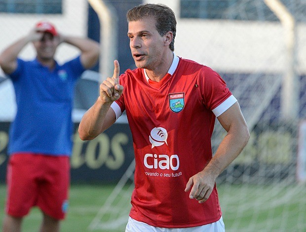 Após cirurgia, zagueiro Chicão reaparece no gramado