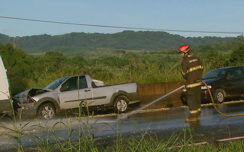 Bombeiros lavaram o bagaÃ§o de laranja da Rodovia AbrÃ£o Assed em Serra Azul, SP â Foto: Ronaldo Gomes/EPTV
