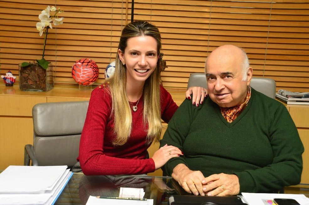 Juan Figer ao lado da neta, Stephanie, em foto de 2019  Foto: Acervo pessoal