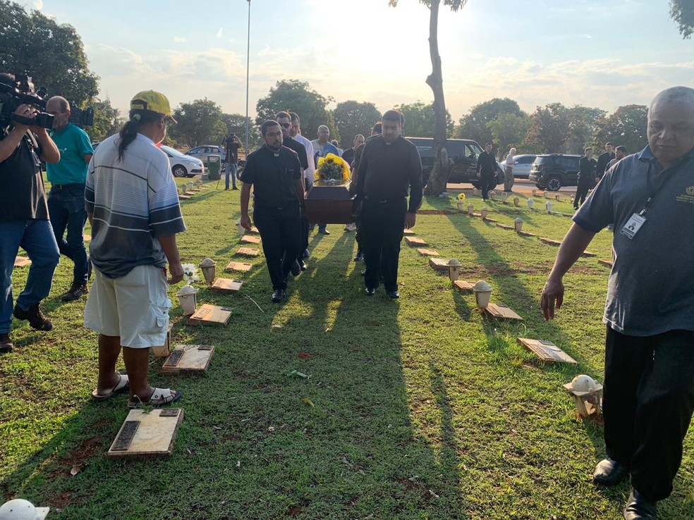 Religiosos carregaram o caixão com o corpo do padre Casemiro, 71 anos, morto durante um assalto, em Brasília — Foto: Brenda Ortiz/ G1