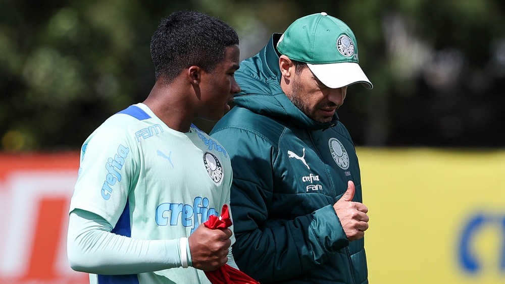 Estreia quando? Endrick está recuperado de contusão e já troca ideias com Abel Ferreira, mas enfrenta concorrência no ataque