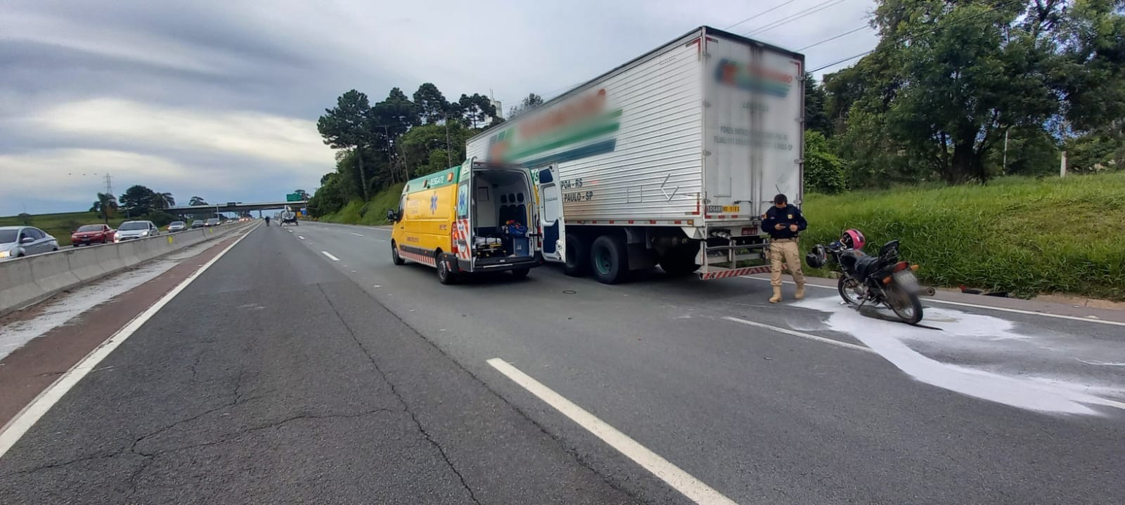 Motociclista morre após moto bater em caminhão na BR-376