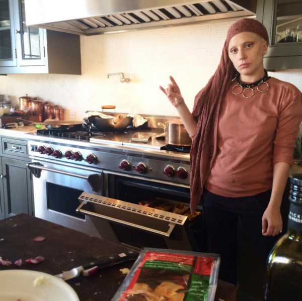 Lady Gaga faz pose na cozinha de sua casa (Foto: Reprodução/Instagram)