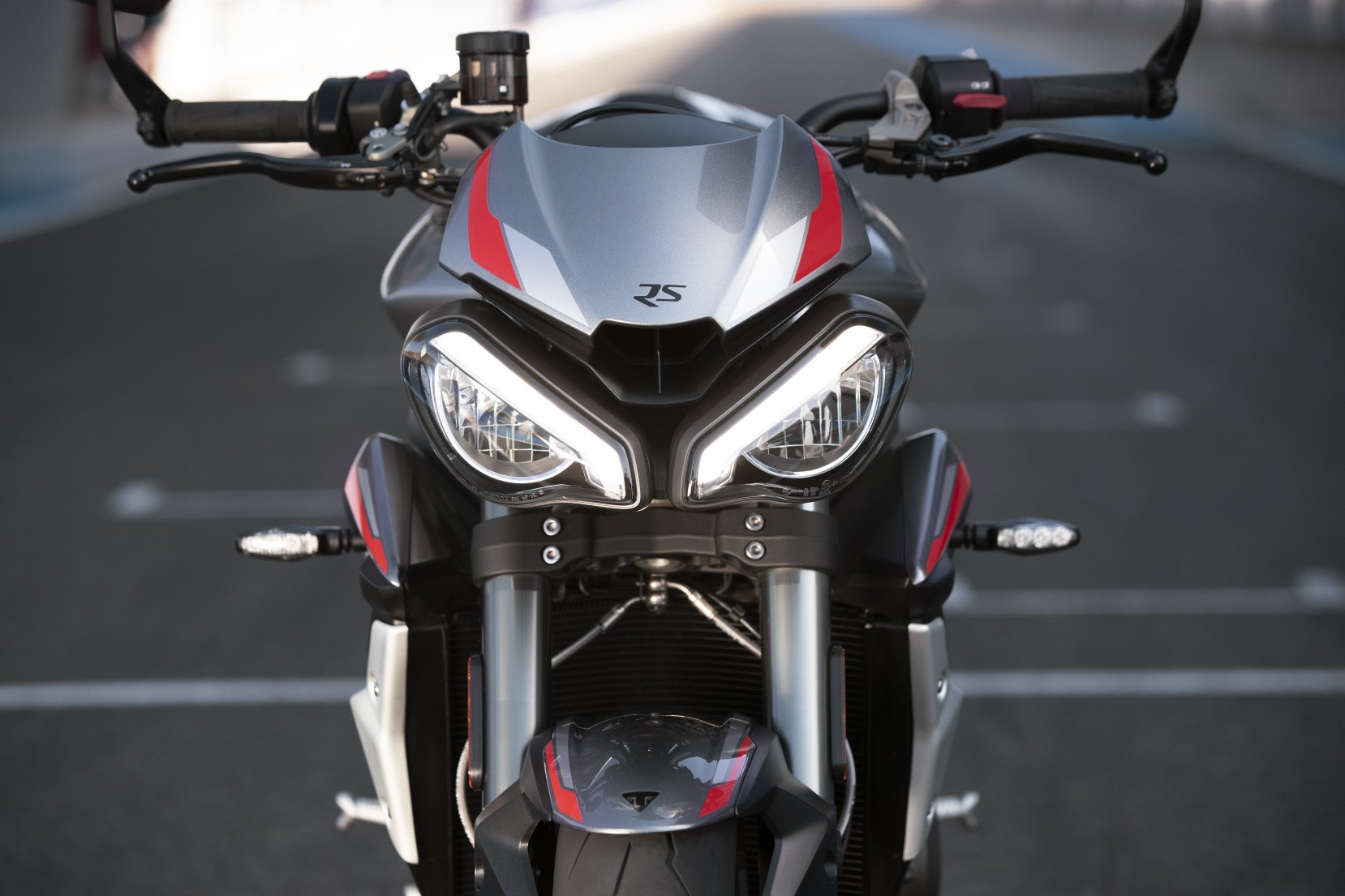 Triumph Street Triple RS chega ao Brasil por R$ 54.990 com nova 'sobrancelha'