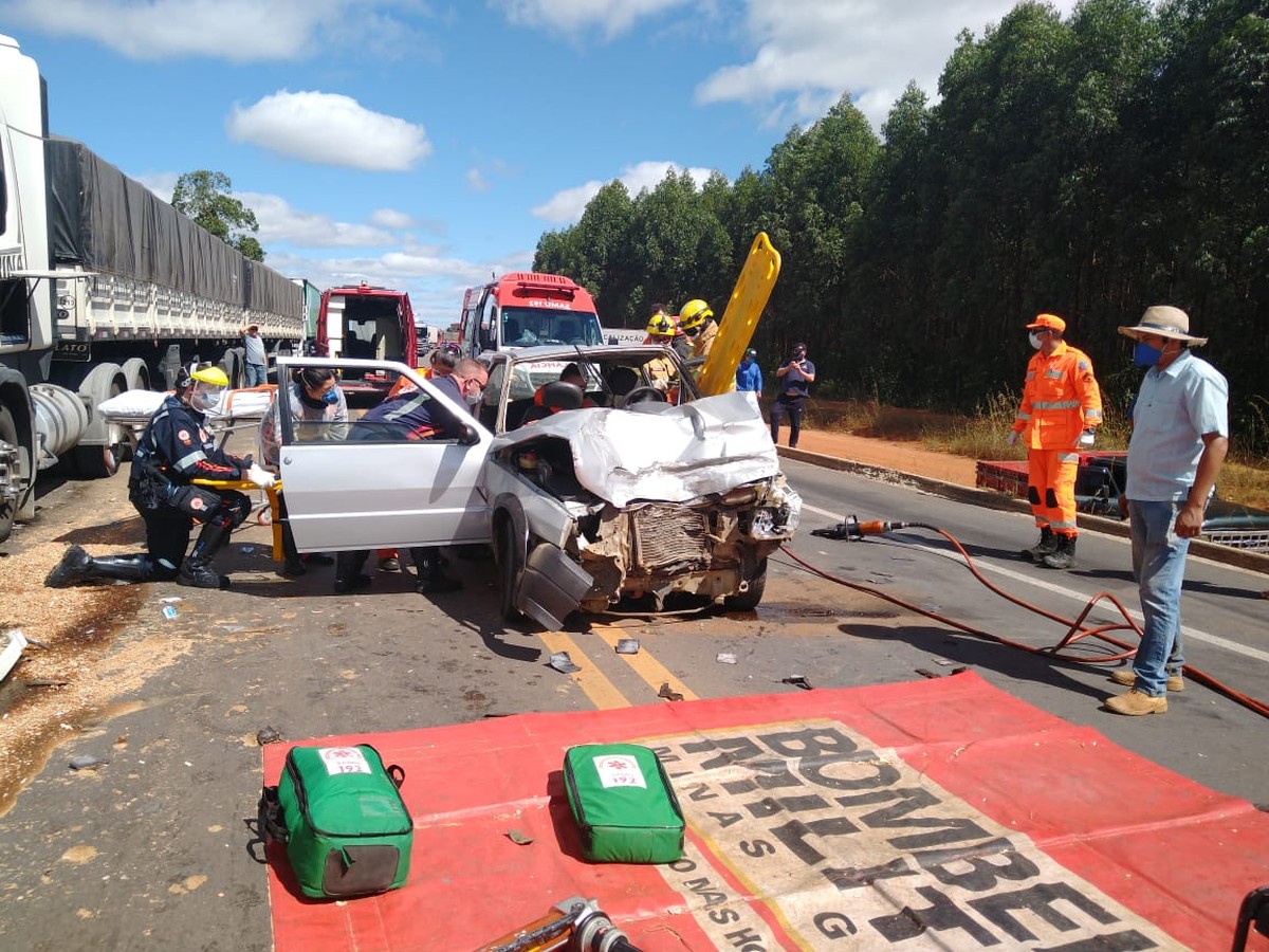 Acidente Entre Carro E Carreta Deixa Mulher E Homem Feridos Na Br 251 No Norte De Mg Grande