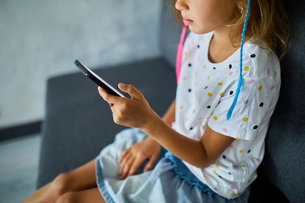 Criança usando smartphone — Foto: Reprodução