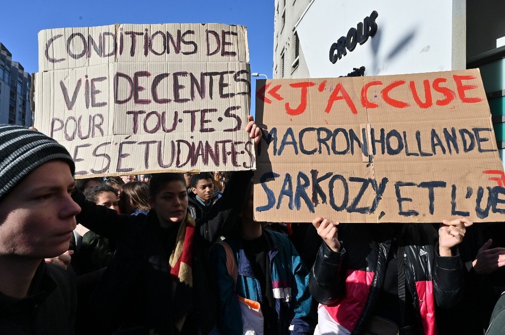 Manifestantes pedem melhorias nas condições de vida dos estudantes da França em protesto nesta terça-feira (12) — Foto: Philippe Desmazes/AFP