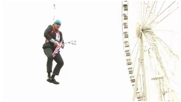 Boris Johnson ficou preso no ar durante um trajeto de tirolesa para promover a Olimpíada de Londres; na época, ele era prefeito da cidade (Foto: PA Media via BBC News)