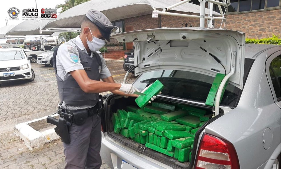Drogas foram encontradas em porta-malas de carro estacionado em posto, em Boituva, na quinta-feira — Foto: Polícia Militar Rodoviária/Divulgação