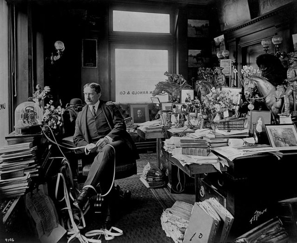 Lawson em seu escritório, cercado por algumas de suas paixões: livros, cavalos e flores frescas — Foto: Getty Images/via BBC