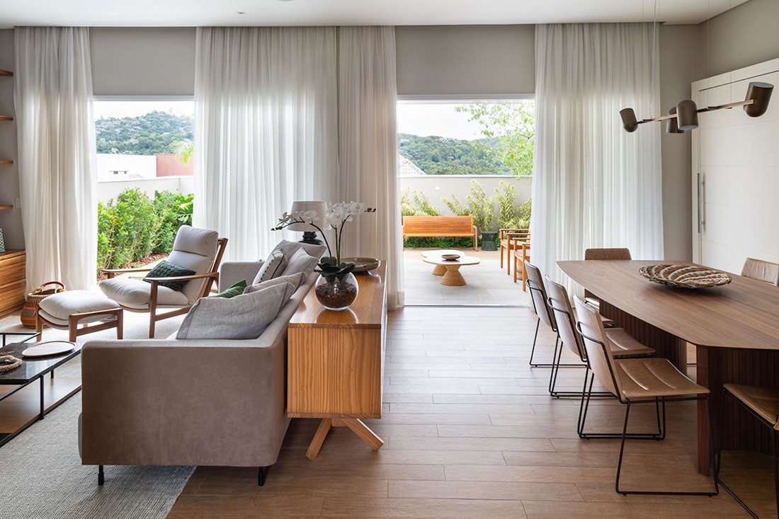 Casa de 235 m² tem área externa arborizada e décor leve (Foto: Evelyn Muller)
