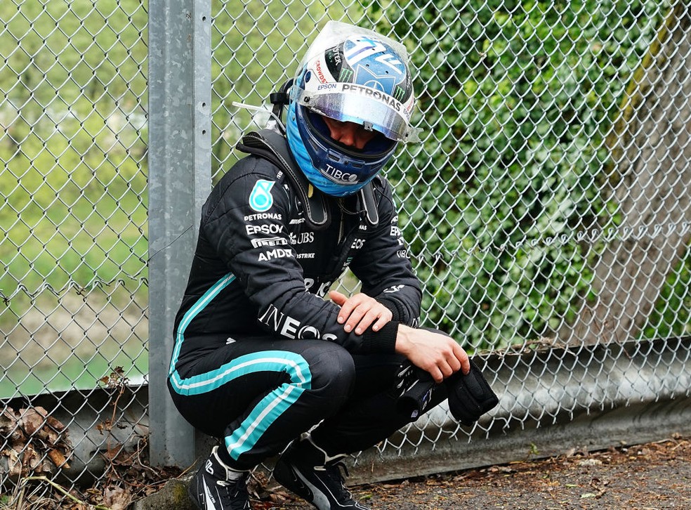 Valtteri Bottas, da Mercedes, após batida com George Russell que o tirou da disputa do GP da Emilia-Romagna — Foto: Hasan Bratic/picture alliance via Getty Images