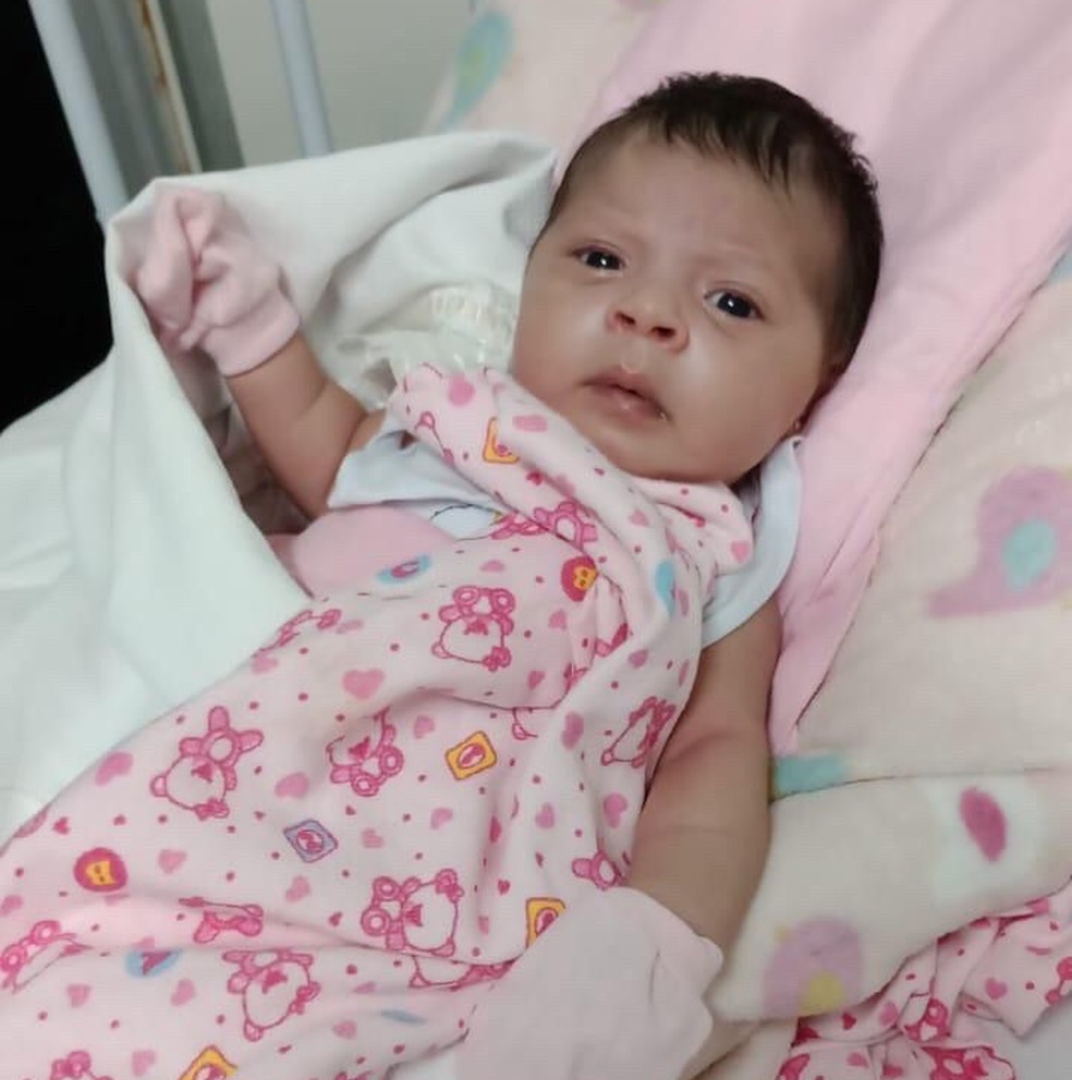 Isabela tem menos de 20 dias de vida e aguarda transfer&ecirc;ncia para UTI NeoNatal &mdash; Foto: Cedida