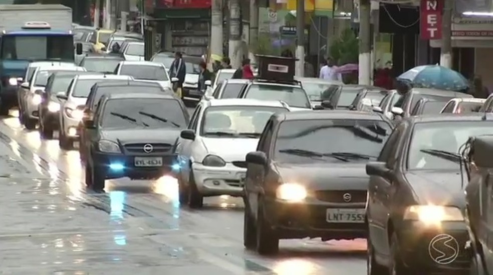 Carros trafegam em dia de chuva — Foto: TV Globo/Reprodução