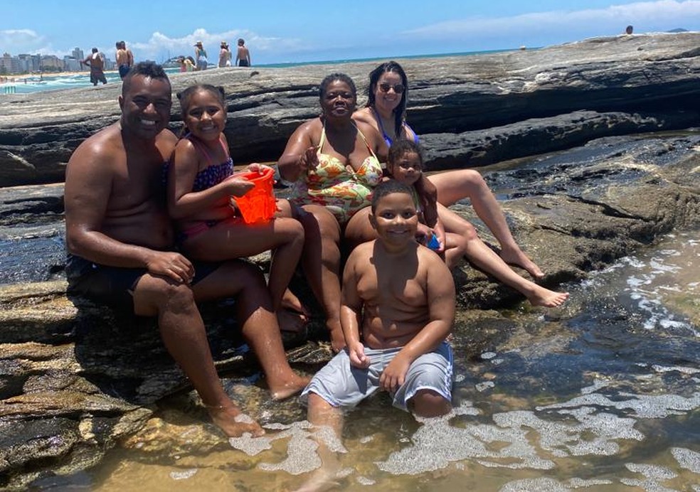 Família de Maah Lopez - o irmão Rafael, no colo, a sobrinha Beatriz, os sobrinhos Miguel e Alice, a mãe Rosângela e a enteada de Rafael, Jessica — Foto: Arquivo Pessoal