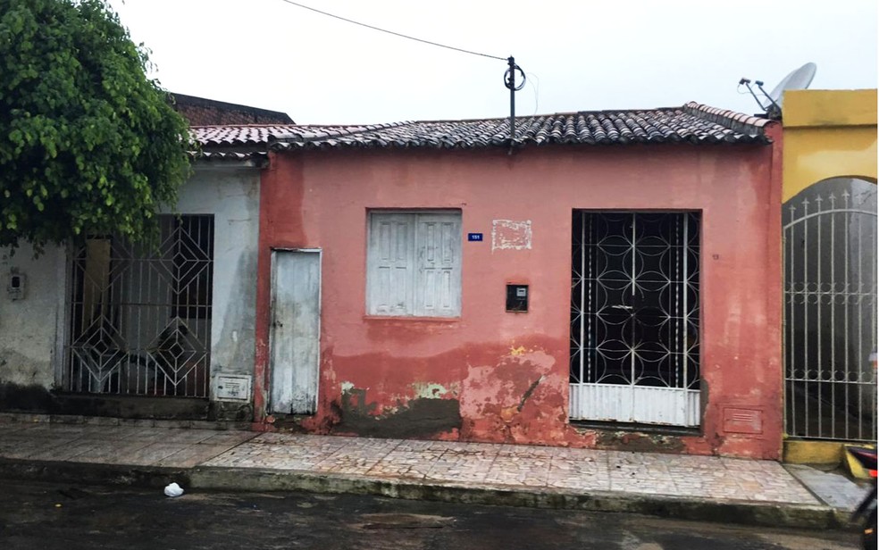 Casas ficaram com marcas da tragédia da barragem — Foto: Alan Tiago/G1