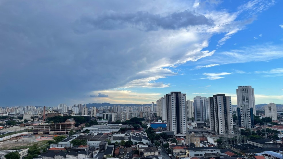 Chuva vai embora na região da Mooca, na Zona Leste de São Paulo, nesta quarta-feira (19), depois de forte temporal. — Foto: Renata Bittar/g1