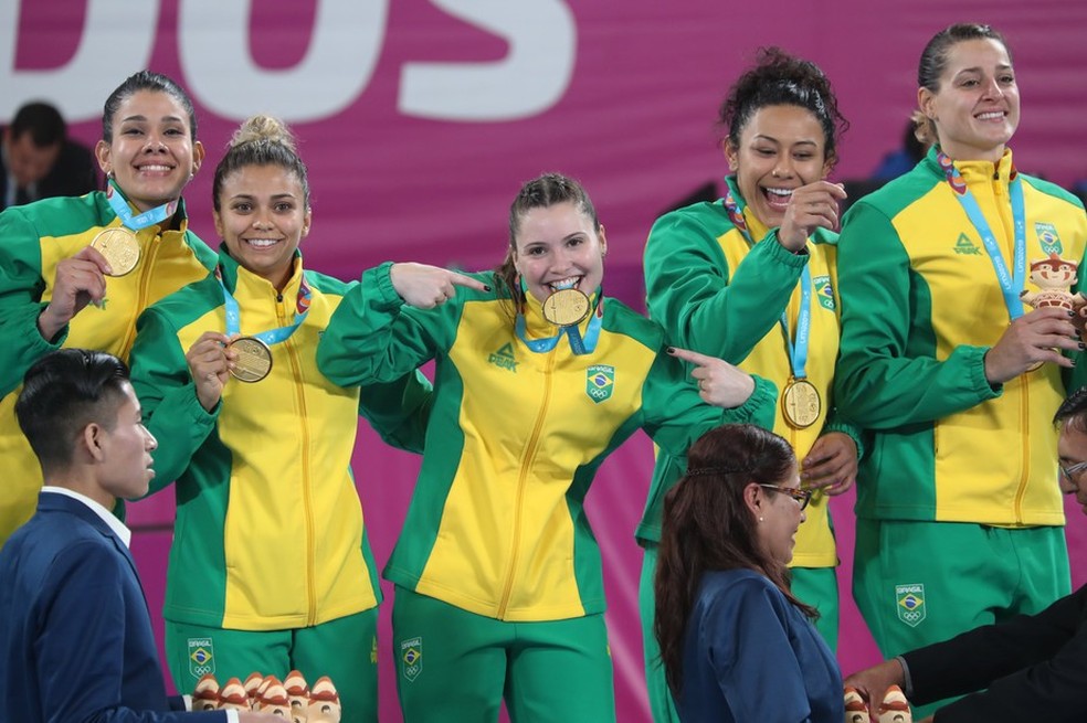 Samara Vieira, primeira à esquerda, comemora título do Pan-Americano — Foto: Sérgio Moraes/REUTERS
