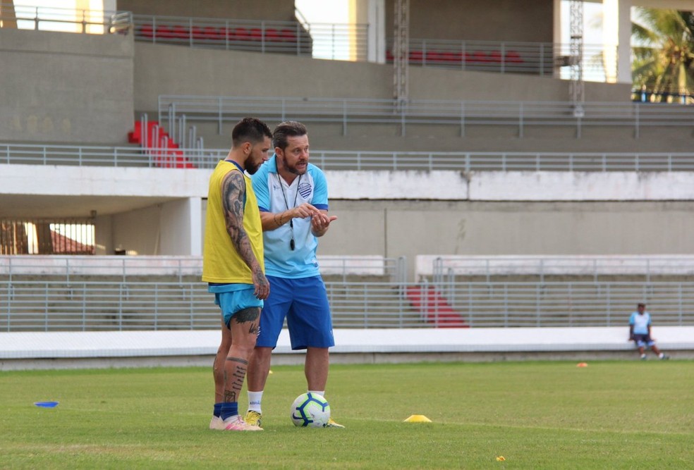 Técnico Argel Fucks tem feito ajustes no time — Foto: Denison Roma/GloboEsporte.com