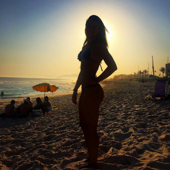 Giovanna Pedroso, dos saltos, curte a praia da Barra nas férias (Foto: Reprodução)