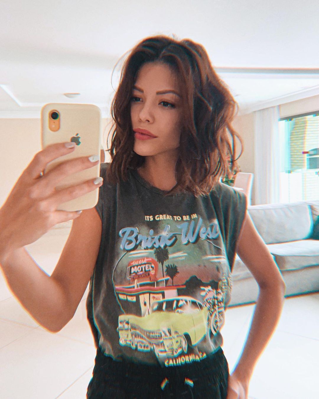 Vitória Strada faz selfie e mostra "dia de cabelo bagunçado" (Foto: Reprodução/Instagram)
