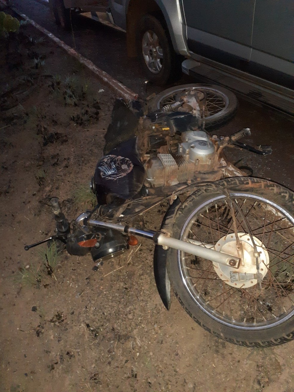 Moto ficou destruída após batida na Estrada da Guia — Foto: Daise Matos/Divulgação
