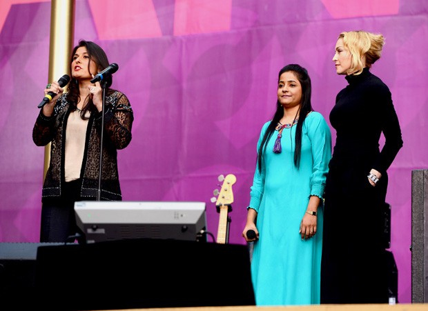 No palco, Sharmeen Obaid-Chinoy, Humaira Bachal e Madonna  (Foto: Getty Images)
