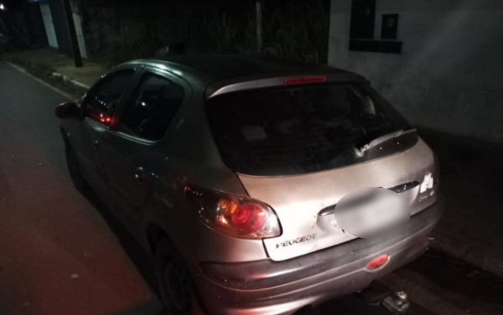 Veículo estava parado em frente a uma loja — Foto: Reprodução/Polícia Militar 