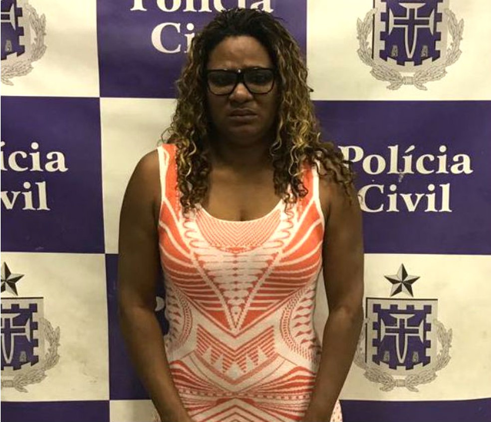 Mulher é presa com carro roubado em shopping de Salvador (Foto: Divulgação/Polícia Civil)