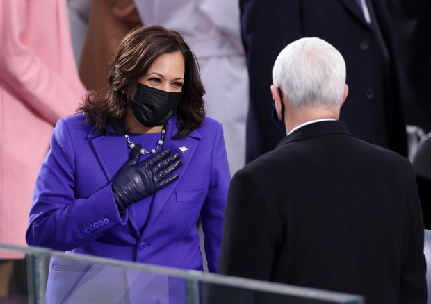 WASHINGTON, DC - JANUARY 20: U.S. Vice President-elect Kamala Harris greets Vice President Mike Pence as she arrives to the inauguration of U.S. President-elect Joe Biden on the West Front of the U.S. Capitol on January 20, 2021 in Washington, DC.  During (Foto: Getty Images)