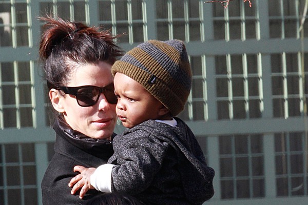 Sandra Bullock e o filho, Louis (Foto: Getty Images)