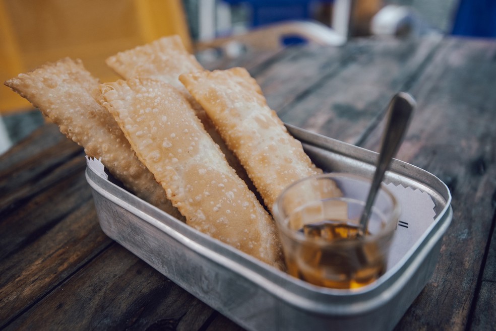 Calçada Bar. Pastéis retangulares servidos com pimentinha — Foto: Divulgação/Derek Manguabeira