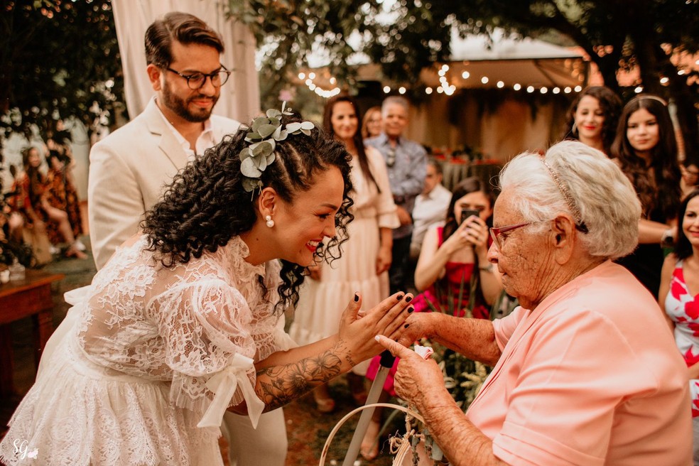 Avó materna de Alessandra entrega as alianças — Foto:  Stephanie Gomes/ Arquivo pessoal