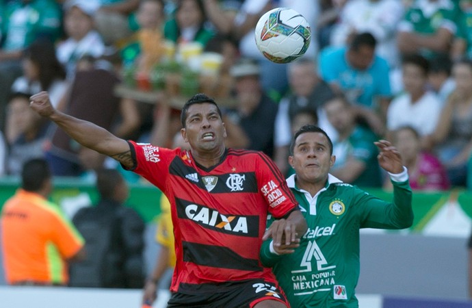 Luis Montes e Andre Santos, Leon x Flamengo (Foto: AP)
