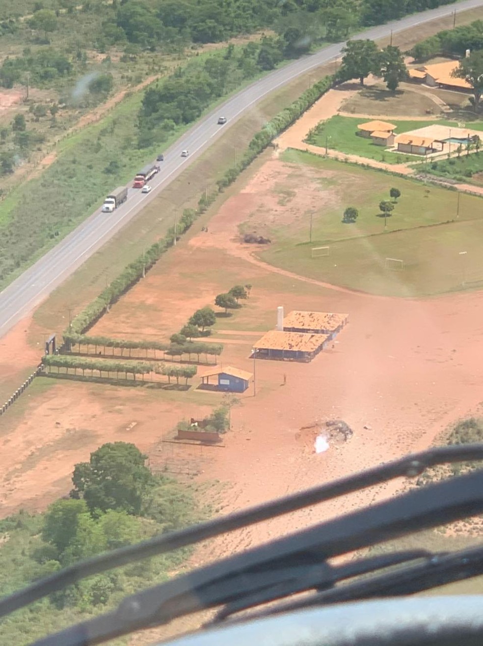 Vazamento em gasoduto em Nossa Senhora do Livramento atingiu casa e 2 mulheres foram feridas por detritos — Foto: Ciopaer/MT