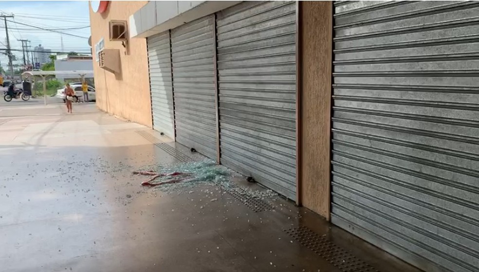 Tiroteio aconteceu próximo a supermercado, em João Pessoa — Foto: Walter Paparazzo/G1