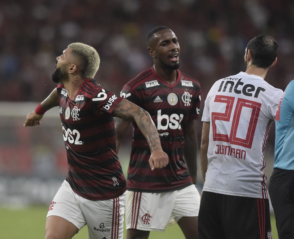 Gabigol se revolta com terceiro cartão amarelo. Artilheiro passou em branco — Foto: André Durão