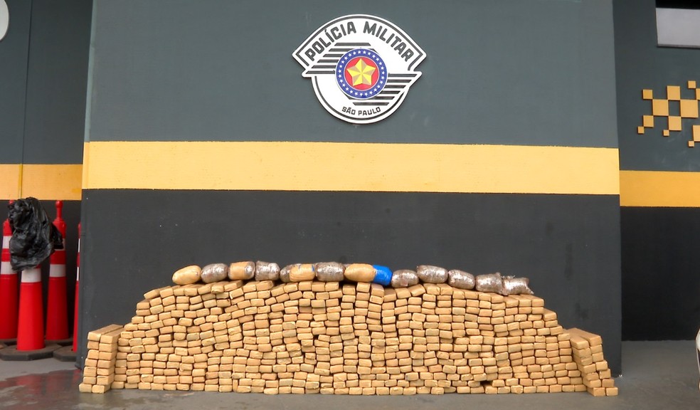 Polícia Rodoviária de São apreende dezenas de tijolos de maconha na SP-310 — Foto: Rodrigo Sargaço/EPTV