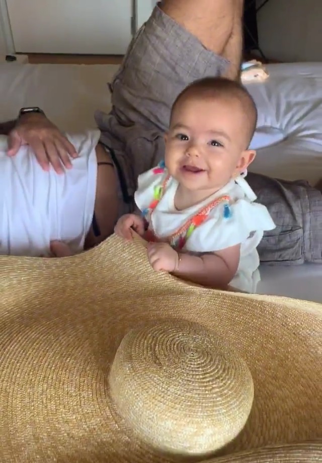Zoe brinca com o chapéu da mãe, Sabrina Sato (Foto: Reprodução/Instagram)