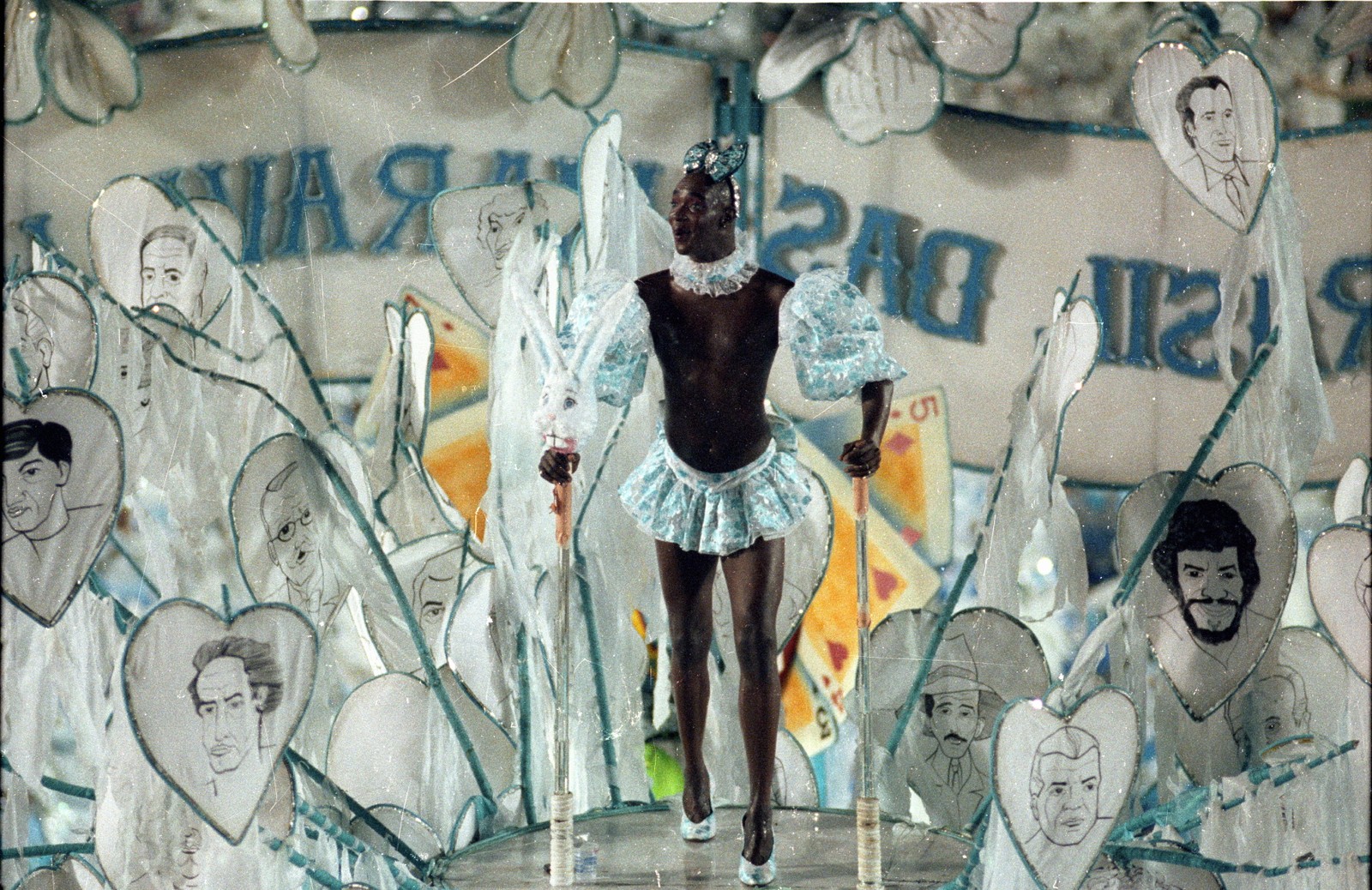 Jorge Lafond como destaque no abre-alas da Beija-Flor em 1991, com o enredo "Alice no Brasil das Maravilhas" — Foto: Sebastião Marinho