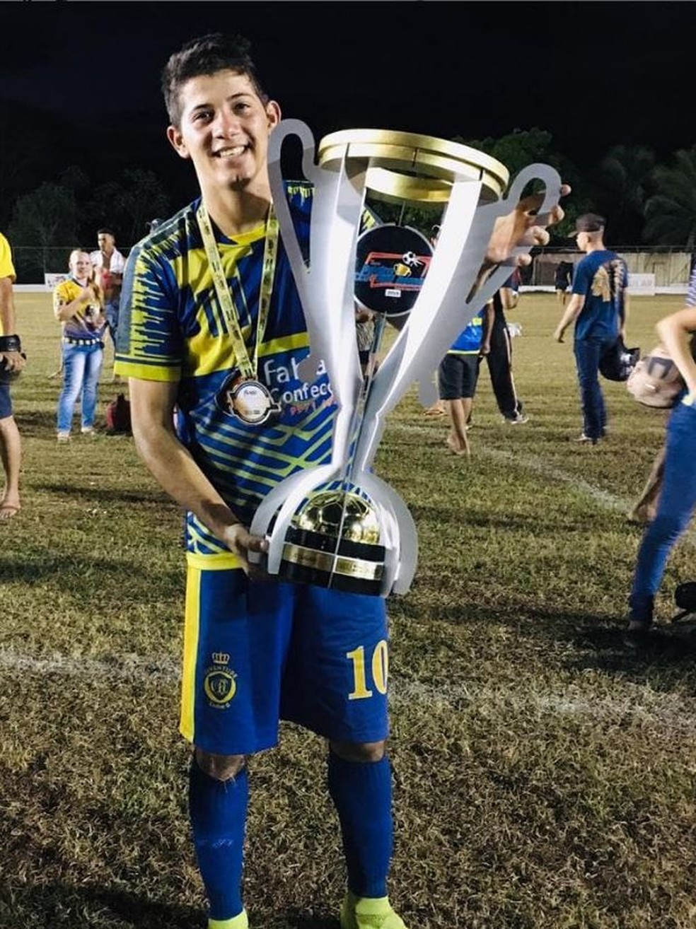 Guatarzinho levanta taça — Foto: Arquivo Pessoal