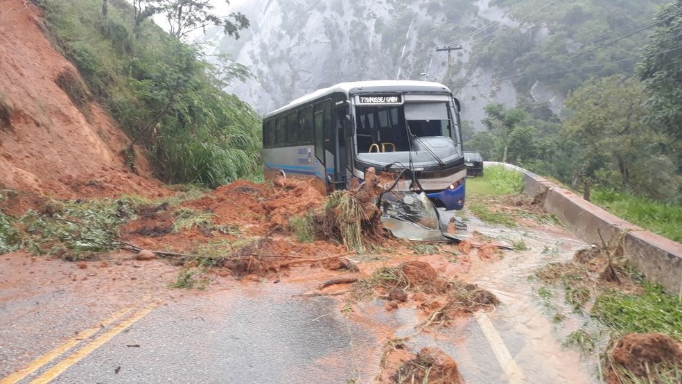 Uma barreira atingiu um ônibus na altura de Jacuba, em Petrópolis, na manhã desta quinta (8). Via continua interditada (Foto: Leandro Jeronymo/Arquivo Pessoal)