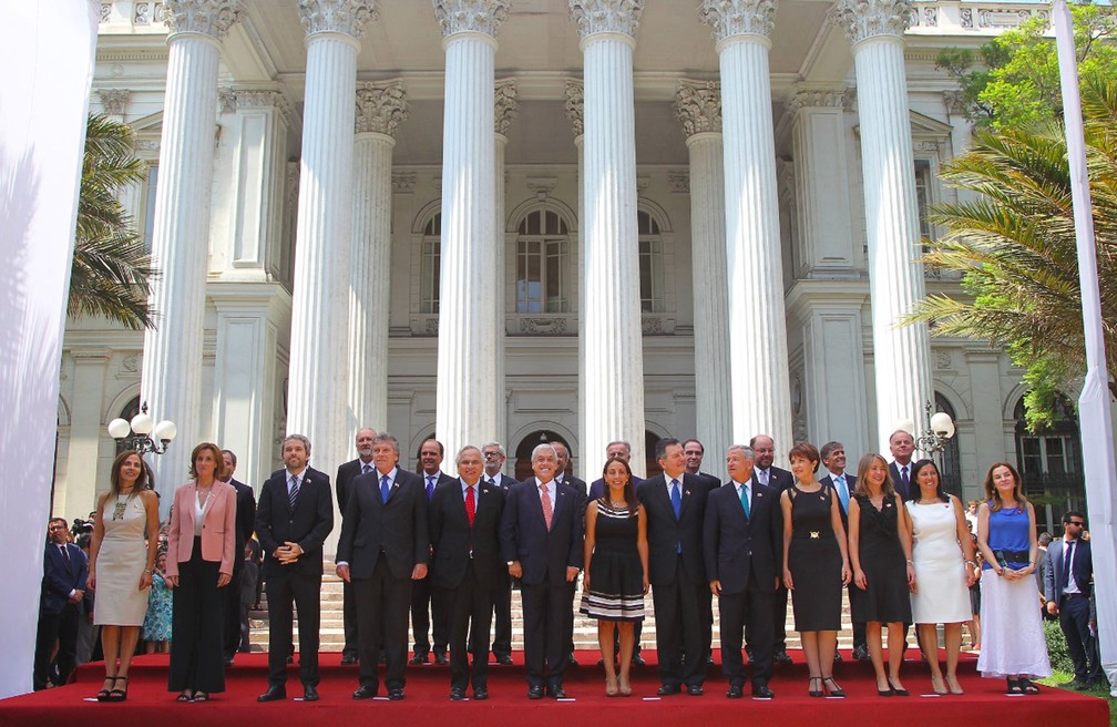 Sebastián Piñera e membros de seu gabinete posam para foto (Foto: Reprodução/Twitter/Sebastián Piñera)