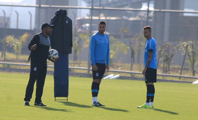 Roger veste placas de barreira em treino tático e confirma time para jogo