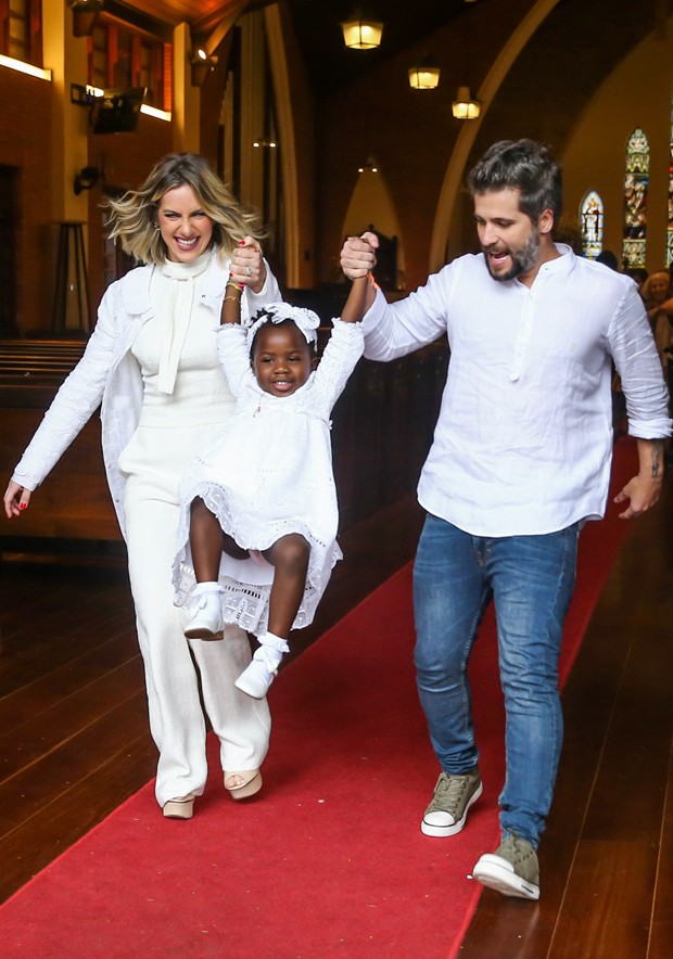 Bruno Gagliass e Giovanna Ewbank batizam Títi em São Paulo (Foto: Manuela Scarpa/Brazil News)